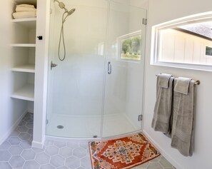 Douche, sèche-cheveux, bidet, serviettes fournies