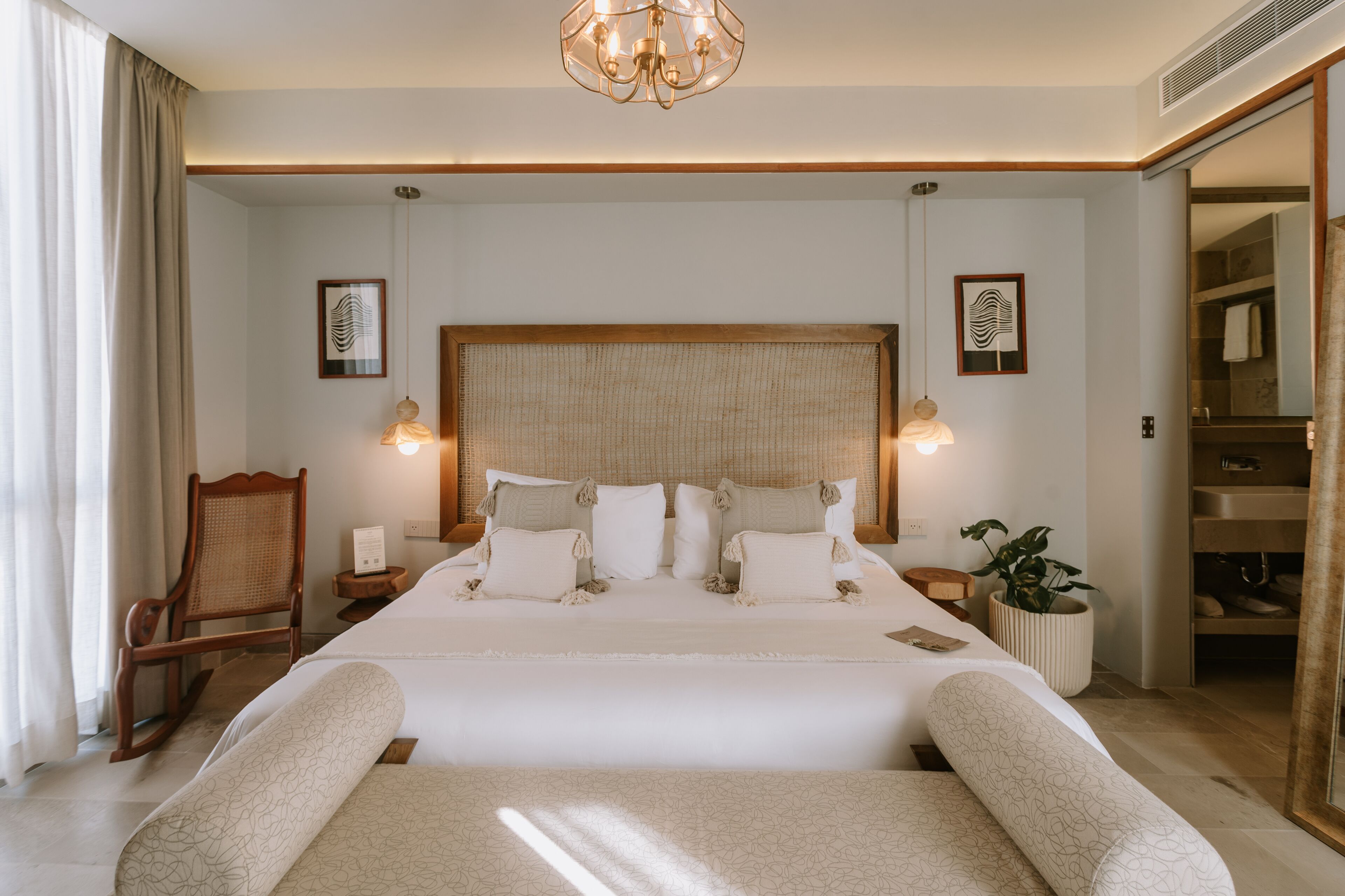 Habitación superior | Ropa de cama de alta calidad, edredones de plumas, caja fuerte