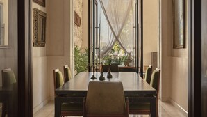 A dining room with a long table, chairs, and hanging lights. - Hotel Sureño Yucatán (Mérida)