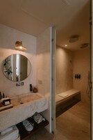 Premium-Zimmer | Badezimmer | Dusche, Regendusche, kostenlose Toilettenartikel, Haartrockner