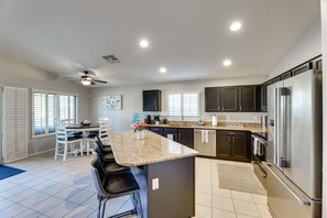 Fridge, microwave, stovetop, dishwasher