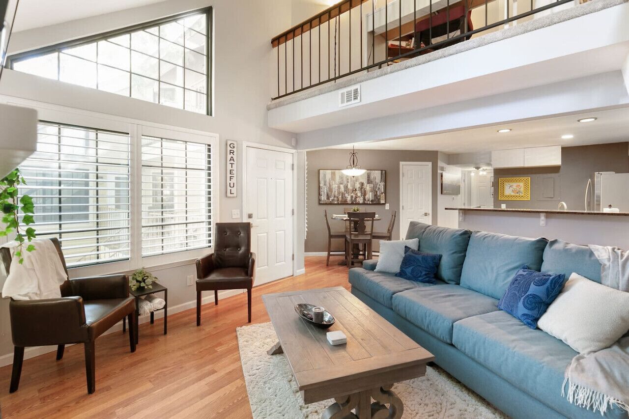 Een televisie, een open haard en een kantoor