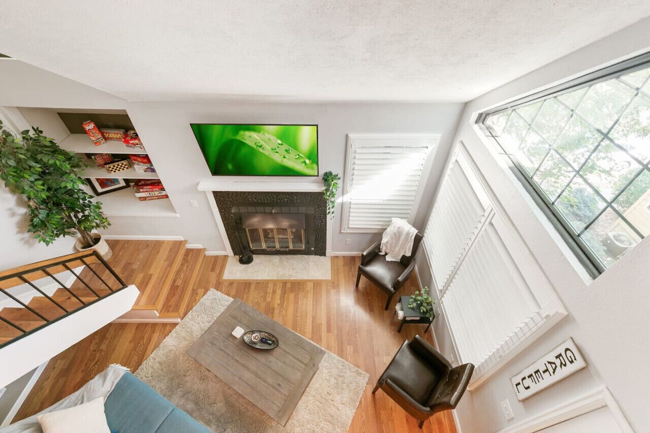 Een televisie, een open haard en een kantoor