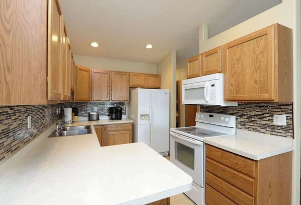 Frigorifero, microonde, forno, piano cottura