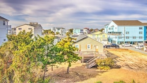 Un quartier résidentiel avec des maisons, une allée et un arbre.