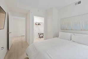 2 Schlafzimmer, Schreibtisch, Bügeleisen/Bügelbrett, Reisekinderbett
