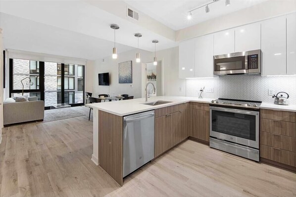 Jääkaappi, mikroaaltouuni, uuni, liesi