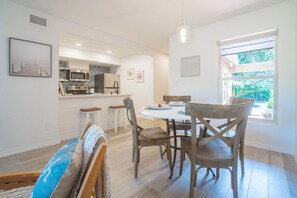 Dining - Ocean Breeze Retreat - 6 minute walk to the beach! (St. Augustine)