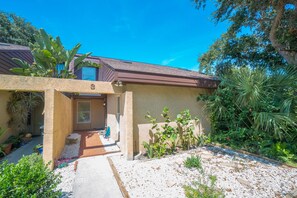 Exterior - Ocean Breeze Retreat - 6 minute walk to the beach! (St. Augustine)