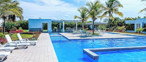 Una piscina al aire libre