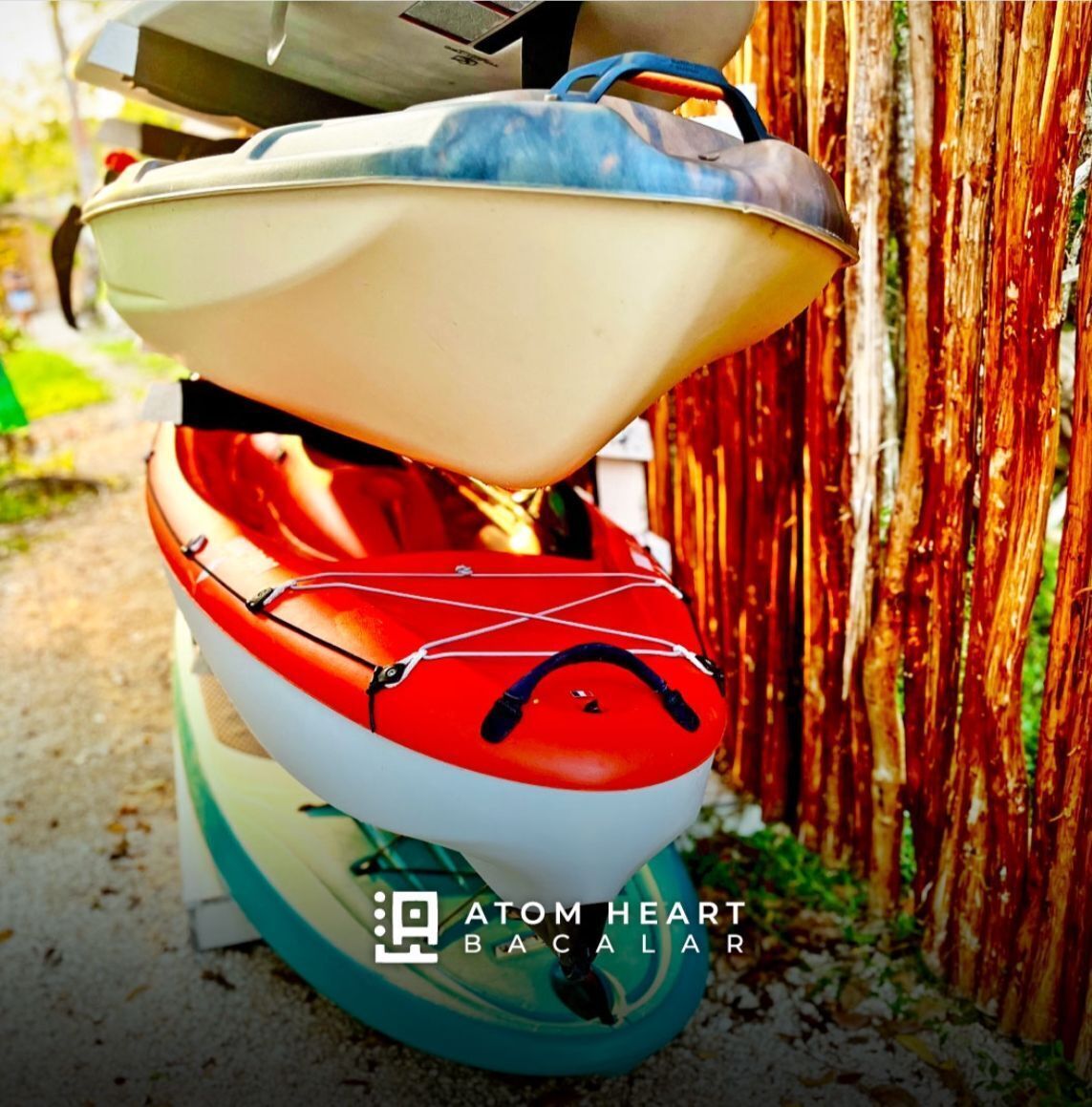 Un kayak con diseño rojo y blanco, sujeto a un soporte.