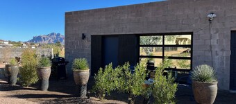 The Garage Apt. - a unique desert experience