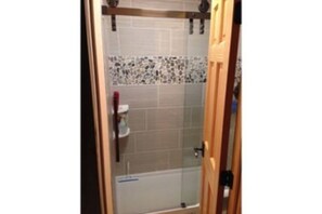 Badkar/dusch, hårtork, handdukar och tvål