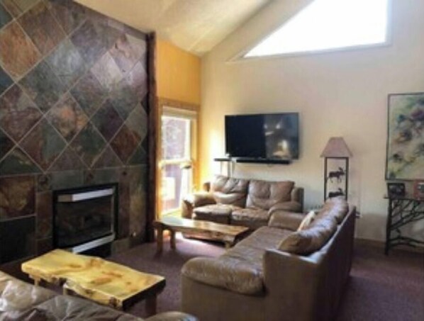 Smart-tv och eldstad