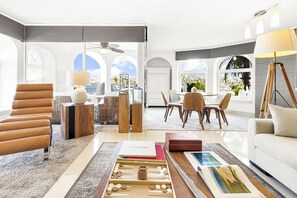 Smart TV, libros y estéreo 