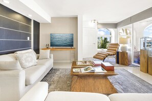 Smart TV, libros y estéreo 