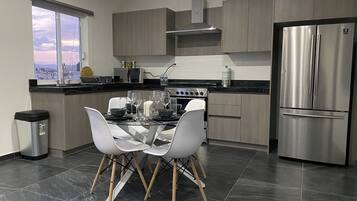 Full-sized fridge, microwave, oven, coffee/tea maker