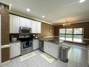 Refrigerador, microondas, horno y lavavajillas 