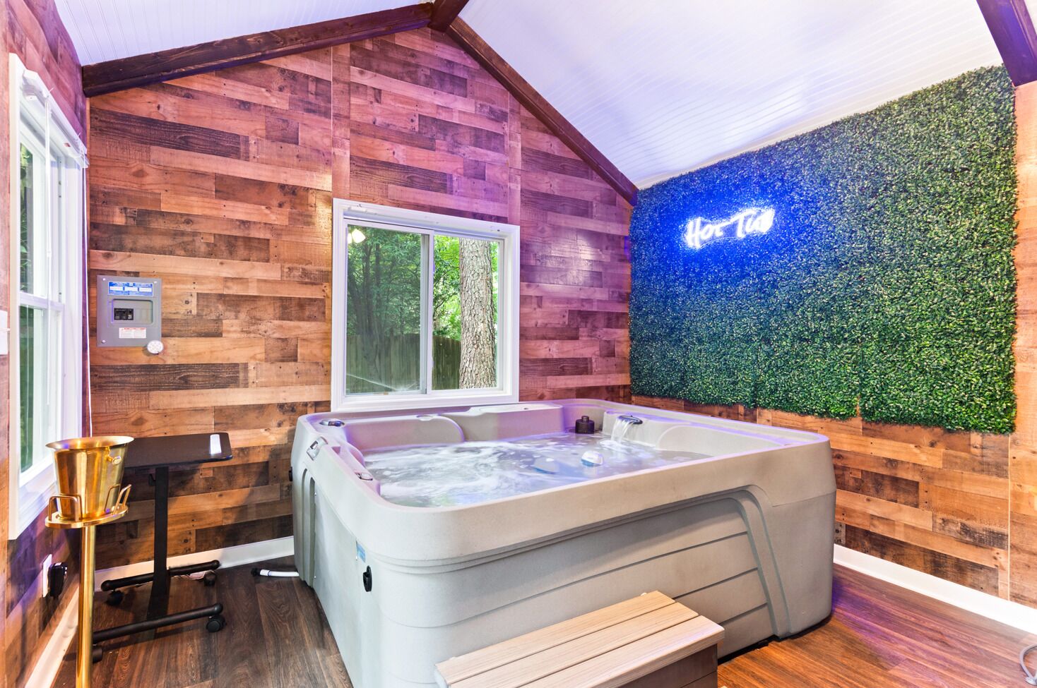 New! MODERN 3BR  SLEEPS 8 W/ HOT TUB HUT