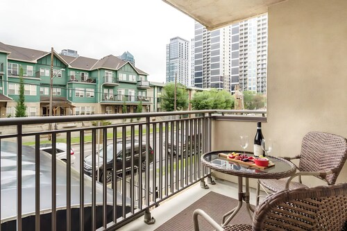 Entire condo downtown, walk to BMO & Stampede, secure parking, 1.5 hrs to Banff