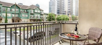 Entire condo downtown, walk to BMO & Stampede, secure parking, 1.5 hrs to Banff