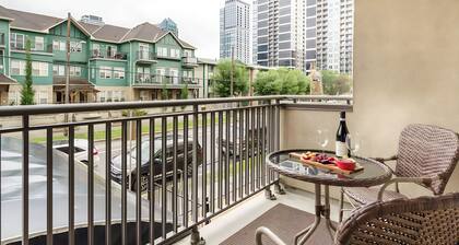 Entire condo downtown, walk to BMO & Stampede, secure parking, 1.5 hrs to Banff