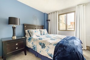 1 slaapkamer, een bureau, verduisterende gordijnen