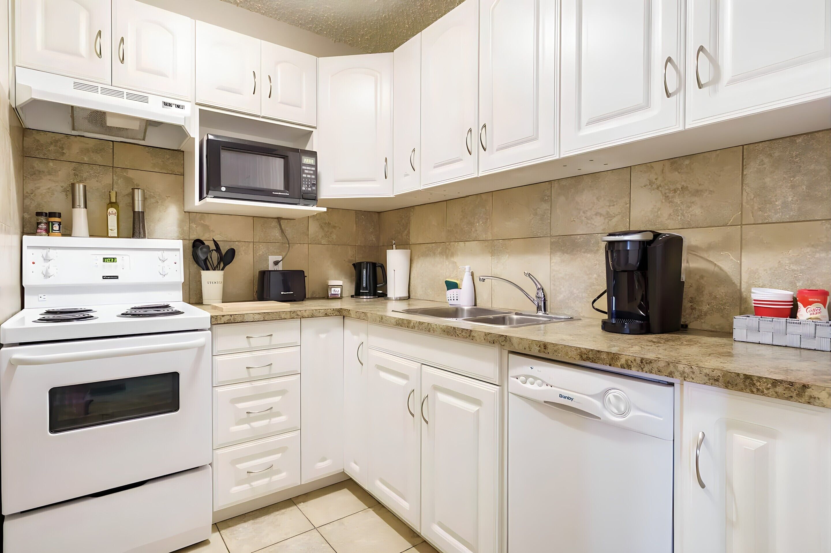 冷蔵庫、電子レンジ、オーブン、コンロ