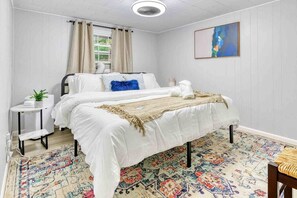 3 bedrooms, WiFi, bed sheets - Red Roof Bungalow | Hot Tub Fire Pit Dog Friendly (Coolbaugh Township)