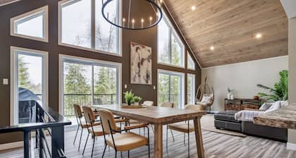 Modern 4-season Lakefront Chalet with New Hot Tub & 4 Bedrooms: 1 hr from Ottawa