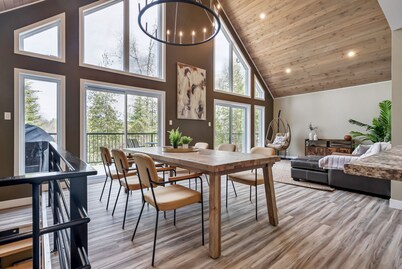 Modern 4-season Lakefront Chalet with New Hot Tub & 4 Bedrooms: 1 hr from Ottawa