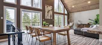 Modern 4-season Lakefront Chalet with New Hot Tub & 4 Bedrooms: 1 hr from Ottawa