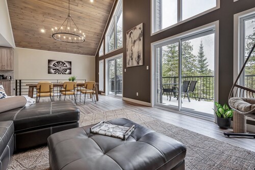 Modern 4-season Lakefront Chalet with New Hot Tub & 4 Bedrooms: 1 hr from Ottawa