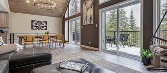 Modern 4-season Lakefront Chalet with New Hot Tub & 4 Bedrooms: 1 hr from Ottawa
