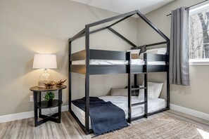 5 slaapkamers, een bureau, reisbedje, gratis wifi