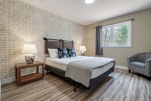 4 bedrooms, desk, travel cot, free WiFi