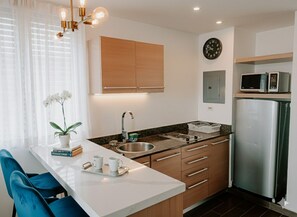 Kühlschrank, Mikrowelle, Wasserkocher mit Kaffee-/Teezubehör, Toaster