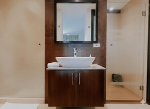 Douche, serviettes fournies, savon, papier de toilette