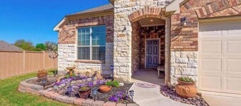 Bright Stylish 3 BR Home w/ Pool & Hot Tub