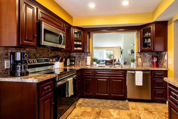 Frigorifero, microonde, forno, piano cottura