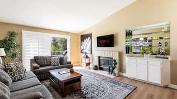 Smart TV, fireplace