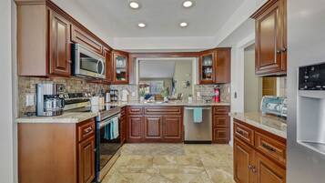 Geladeira, micro-ondas, fogão, cooktop