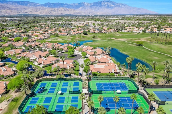 Exclusive access to tennis courts, racquetball, gym & golf cour