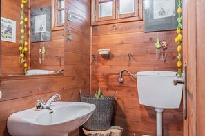 Douche, sèche-cheveux, serviettes fournies, savon