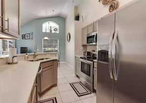 Frigorifero, microonde, forno, piano cottura