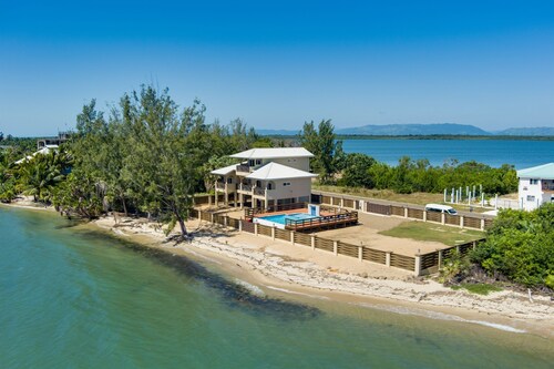 Elegant Beachfront Villa Pool & Beach