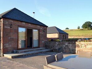 Outdoor dining - Liftingstane Dairy Cottage (Closeburn, near Thornhill)