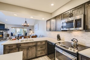 Fridge, microwave, oven, stovetop - Ski In/Ski Out. In the heart of Breck! (Breckenridge)