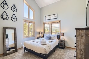 3 bedrooms, iron/ironing board, travel crib, WiFi - Ski In/Ski Out. In the heart of Breck! (Breckenridge)