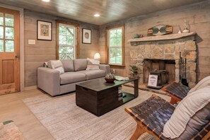 TV, caminetto, lettore DVD, libri